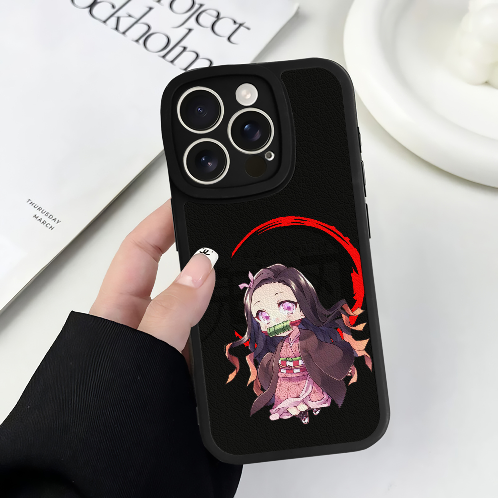 （画像用） 鬼滅の刃（きめつのやいば）竈門 禰󠄀豆子／かまど ねずこ Kamado Nezuko 【iPhone 16シリーズ対応】シリコンスマホケース（レザー調） 材質：シリコン